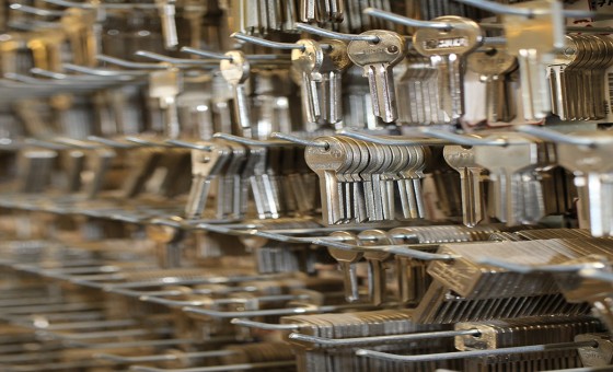 Binnen in onze showroom hebben we meer dan 150.000 verschillende soorten sleutels op voorraad